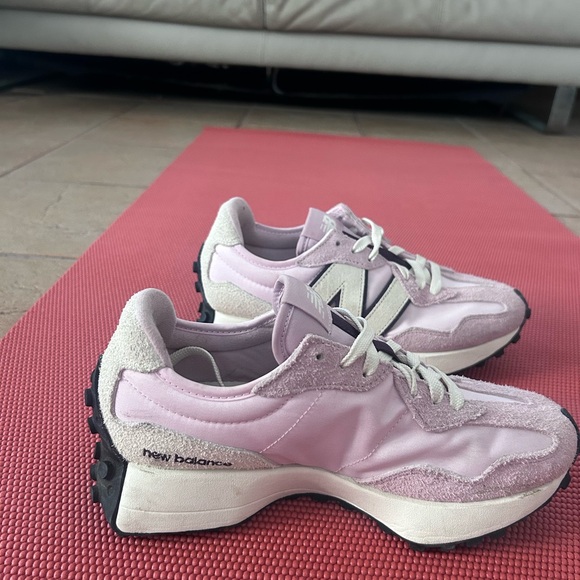 Beautiful lavender New Balance 327 trainers - Picture 2 of 5